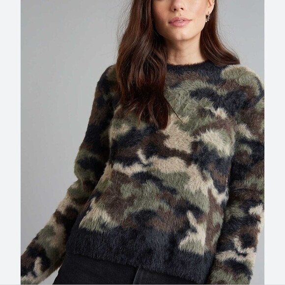 Bella Dahl soft & fuzzy camouflage cropped sweater, crew neck, size Small - Picture 4 of 10